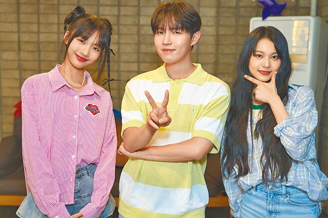 「幻藍小熊」采甄（左）、許媛媛（右）日前拍攝實境秀，與男神金在煥互動逗趣。（天空娛樂提供）