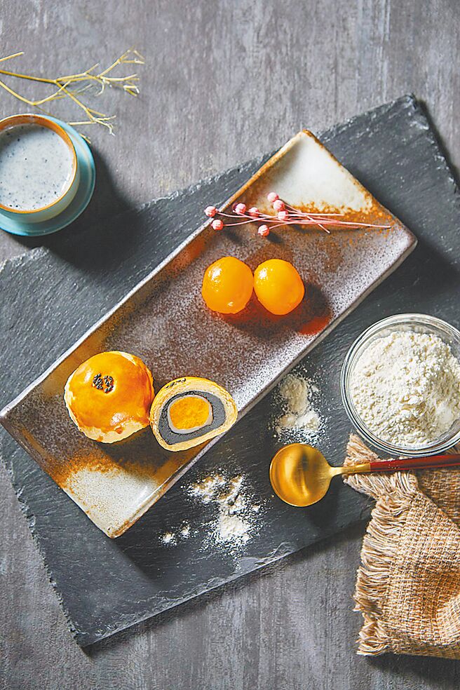 大叶高岛屋推「芝初8倍细黑芝麻Q润蛋黄酥礼盒」，699元。（大叶高岛屋提供）