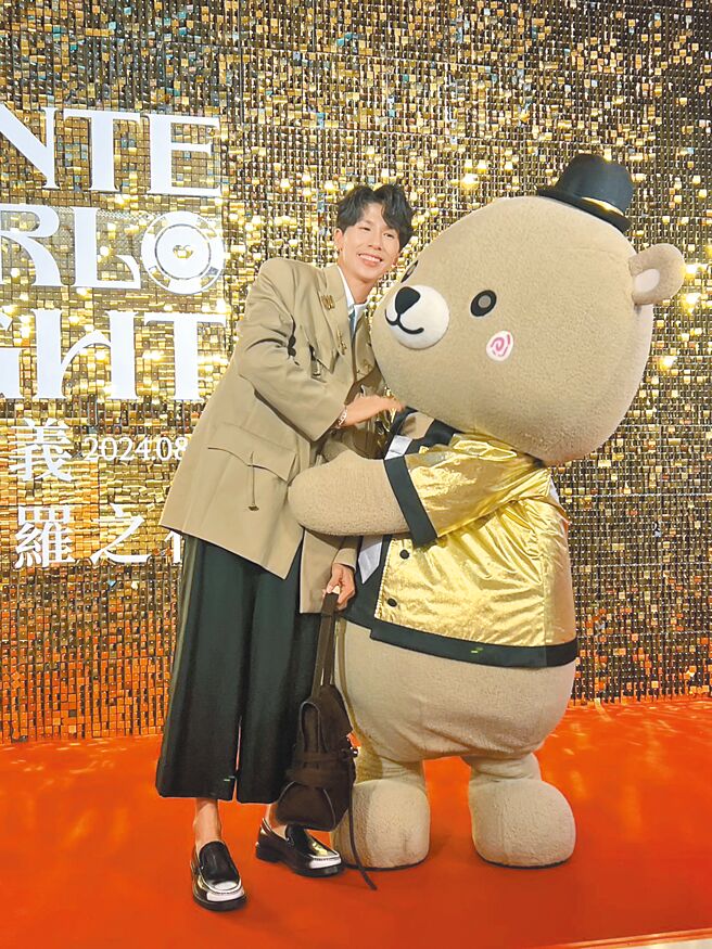 林郁婷與微風熊合照，展現活潑的萌態一面。（吳奕萱攝）