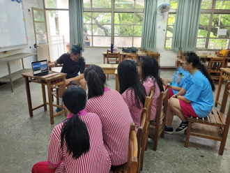 台南國中制服撞衫統一肉燥麵「相似度9成」 國中生哭：根本行走的食物