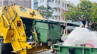 不滿清潔隊破袋稽查 超商店長竟跳入車斗