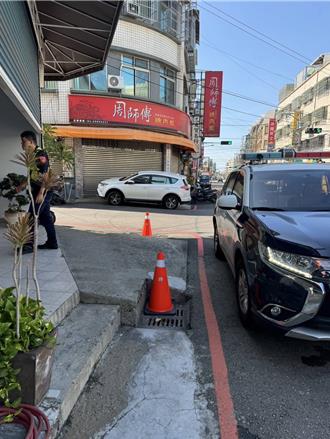 店家門口「鋪鐵板」有落差！高雄女踩空骨折  陳情市府改善安全