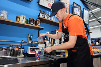 PLG》李家慷、白曜诚化身一日咖啡店长 结帐、制作饮品一手包