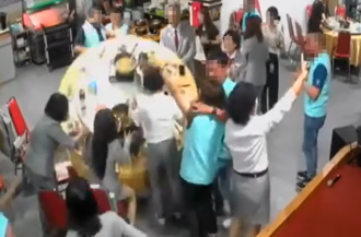 影》一言不合「冰斗」？獅子會吃到翻桌 火爆衝突熱湯上身