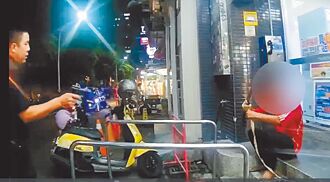 一中街惊见双刀男 警电击枪制伏