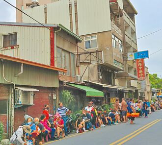 彰化蛋黃酥名店再現排隊亂象 惹怨