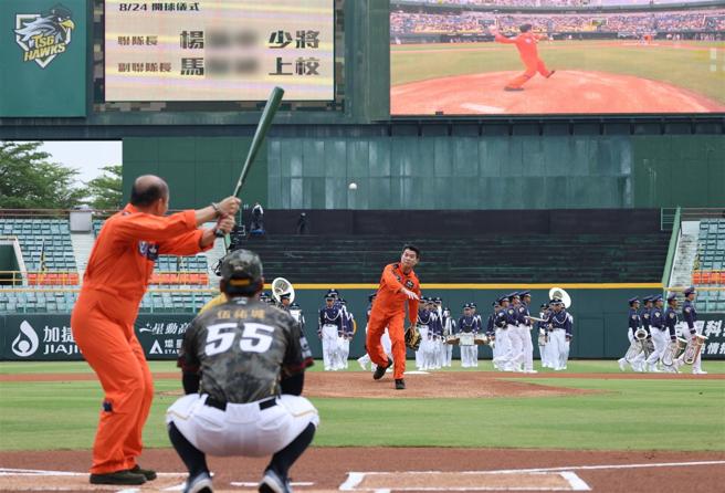 慶祝九三軍人節，國防部與中華職棒大聯盟合辦「全力出擊」職棒主題賽，昨日由台鋼雄鷹舉辦「鷹勇戰士」主題日，除由空軍6聯隊聯隊長楊少將等人擔任開球嘉賓外，並邀請官兵與眷屬進場看球，感謝國軍官兵捍衛國家的付出與辛勞。（記者黃迪明攝）