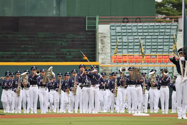 空軍官校軍樂隊暨校旗隊獲邀擔綱暖場演出。（記者黃迪明攝）
