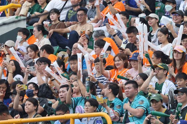 慶祝九三軍人節，國防部與中華職棒大聯盟合辦「全力出擊」職棒主題賽，昨日由台鋼雄鷹舉辦「鷹勇戰士」主題日，除由空軍6聯隊聯隊長楊少將等人擔任開球嘉賓外，並邀請官兵與眷屬進場看球，感謝國軍官兵捍衛國家的付出與辛勞。（記者黃迪明攝）