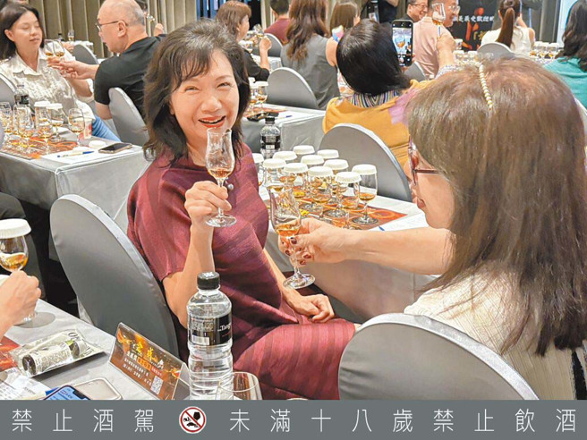 由旺旺中時集團主辦「金威獎」素人盲測台中場，24日在台中天閣酒店登場，共有100名素人參與盲測評鑑。（馮惠宜攝）【飲酒過量 有礙健康】