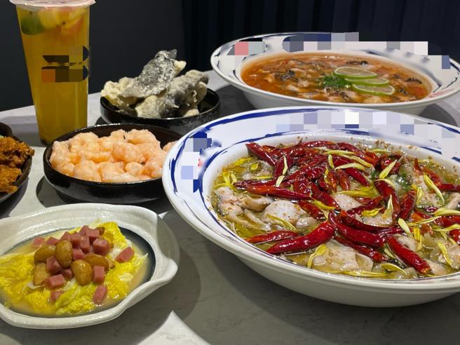 酸菜鱼魅力持续烧，不少地区都能看见酸菜鱼店。（朱世凯摄）