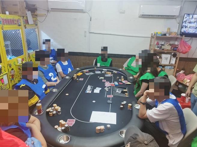 新北土城水源街某处夹娃娃机店以合法掩饰非法，将赌场藏于店内，但仍遭警方攻破并全数带回移送法办。（土城警分局提供）