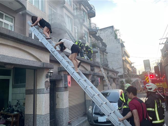 桃园龙潭区透天住宅火警，屋内6人幸运逃生。(桃市消防局提供／吕筱蝉桃园传真)