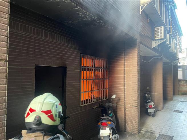 桃园龙潭区透天住宅火警，屋内6人幸运逃生。(桃市消防局提供／吕筱蝉桃园传真)