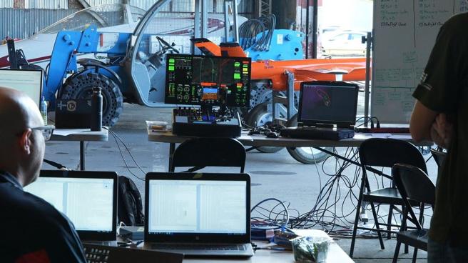 「Shield AI」人員在測試期間，透過地面遙控平臺發送指令，讓無人機的自主系統學習自主動態決策。（截自Shield AI影片）