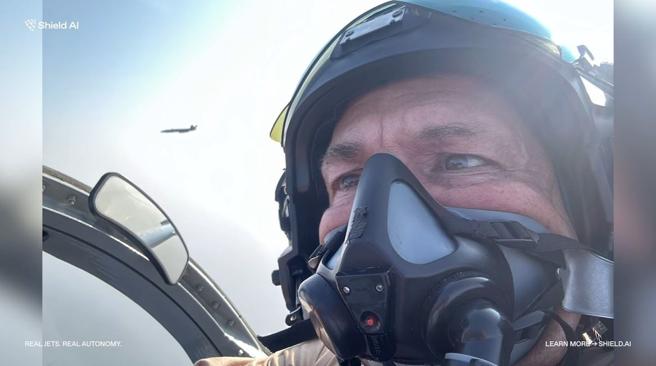 測試團隊出動L-39與L-29教練機扮演有人機，讓MQM-178無人機（左上）學習自主編隊、驗證協同作戰能力。
（截自Shield AI影片）