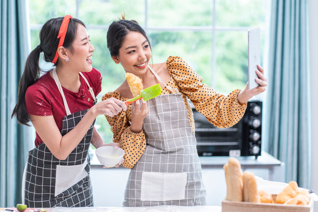 隨著年紀增加，更應該進行人際減法術，「朋友不求多，知心就足矣」，我們不必跟每個人都合得來，適時告別才能把心思放在那些真正重要的人身上。（圖：shutterstock/達志）