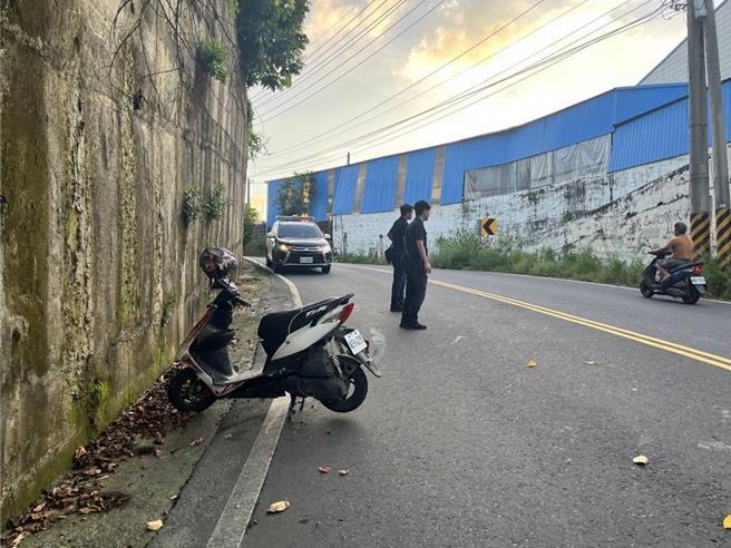 高雄市冈山分局燕巢分驻所于8月23日晚间5时获报后到现场处理，警方研判初步肇事原因为张姓骑士超车不当而发生事故，双方并无酒驾情形。（警方提供／林雅惠高雄传真）