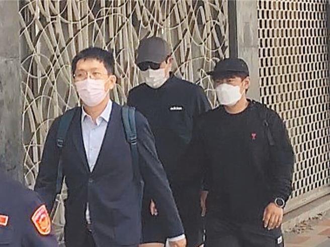 韓國籍李性女子和男友（中間黑衣者）來台觀光，投宿高雄某商旅飯店時離奇重傷身亡，當時同行的33歲金姓男友涉有重嫌。高雄地檢署將金男依家暴傷害致死罪起訴。（本報資料照片）