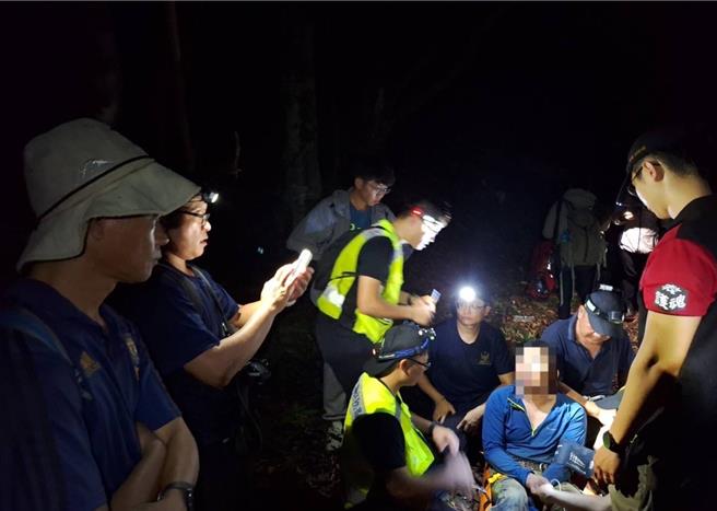 台东县消防局成功大队摸黑救援落海钓客。（台东县消防局提供／萧嘉蕙台东传真）
