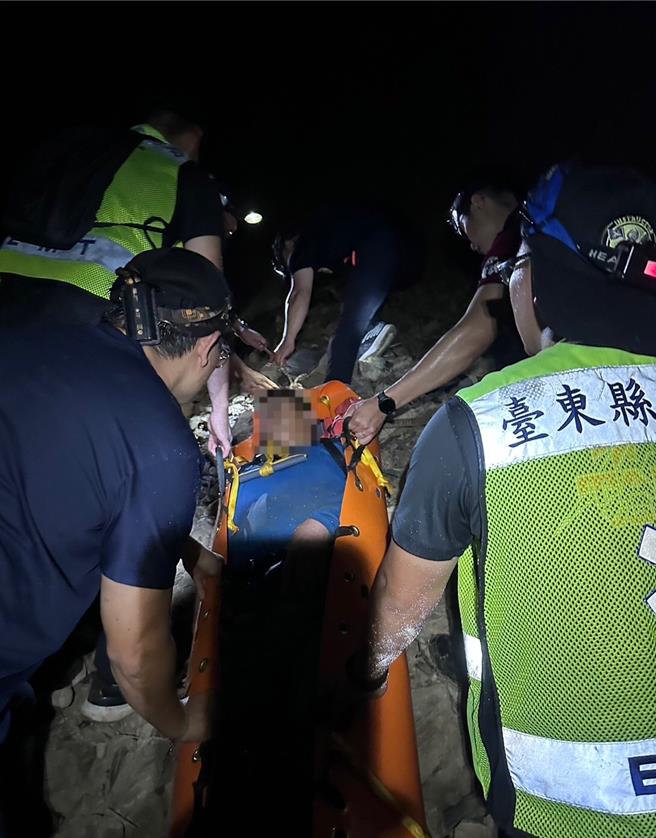 脚滑落海的钓客生命迹象稳定，右腿骨折，送医救治。（台东县消防局提供／萧嘉蕙台东传真）