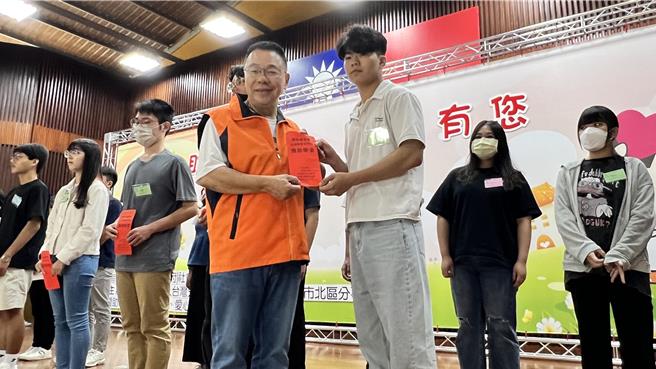 担任家扶扶幼委员的市议员蔡育辉（右三）今天颁发助学金给学子。（张毓翎摄）