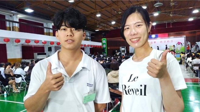 家扶学子张权（左）、自立青年孙涵怡（右）今天受邀上台，分享自己的人生经歷，期勉学弟妹勇敢追梦。（张毓翎摄）