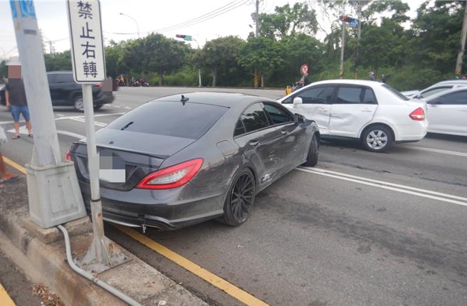 台中市龍井區向上路六段24日傍晚發生1起賓士車離奇大迴轉車禍。（民眾提供／馮惠宜台中傳真）