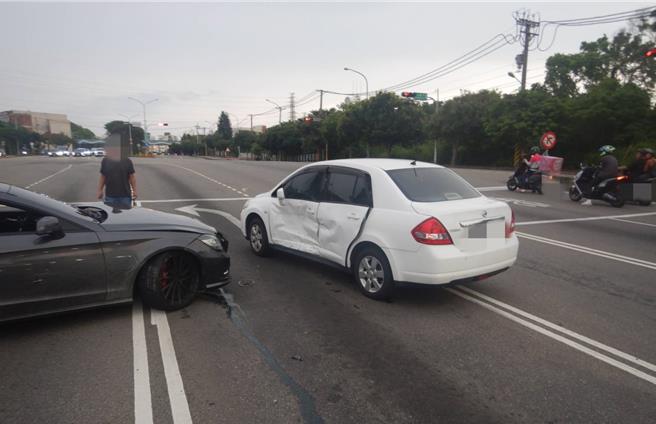 台中市龍井區向上路六段24日傍晚發生1起賓士車離奇大迴轉車禍。（民眾提供／馮惠宜台中傳真）