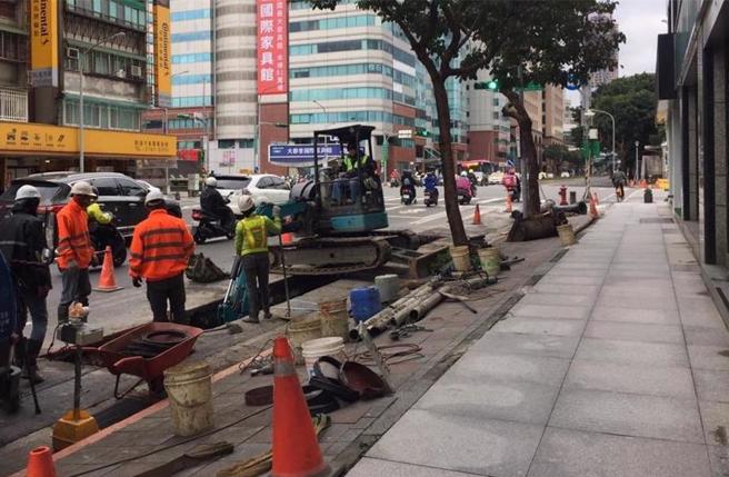 台北市政府成立「道路挖掘管理中心」管理道路施工挖掘以及地下管線，由台北市工務局轄管，若未經許可開挖恐將面臨罰鍰。(本報資料照片)