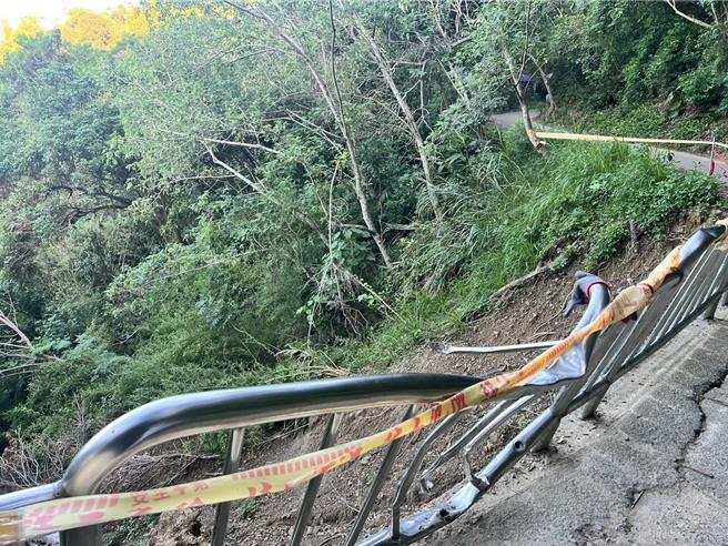 台中大坑9號步道0K＋900旁產業道路邊坡坍塌，建設局已於崩塌邊坡設置臨時警示。（馮惠宜攝）