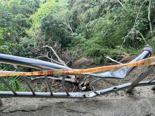 台中大坑9號步道0K＋900旁產業道路邊坡坍塌，建設局已於崩塌邊坡設置臨時警示。（馮惠宜攝）