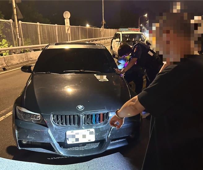 洪姓男子透过友人购得塑胶压克力制的假车牌，将假车牌挂在BMW轿车上。（海山警分局提供）