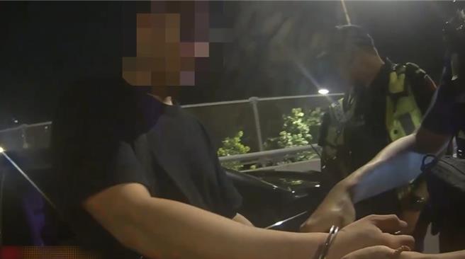 洪男当场被依行使、偽造变造特种文书罪嫌现行犯逮捕，另依违反《道路交通管理处罚条例》处以1万800元罚锾。（海山警分局提供）