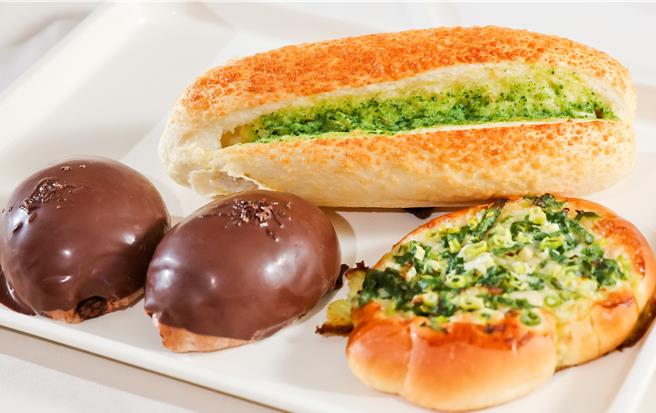 软式大蒜、葱花麵包、浓浓巧克力麵包是「普诺麵包坊」热销品项。（陈俊吉摄／吴娮翎台北传真）