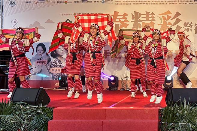 新竹縣第一屆原住民族運動會，24日晚的部落音樂晚會，邀請「新世紀文化藝術團」演出賽德克舞蹈，以口簧琴、直笛、木琴伴奏的歡樂歌舞，現場熱鬧滾滾。（羅浚濱攝）