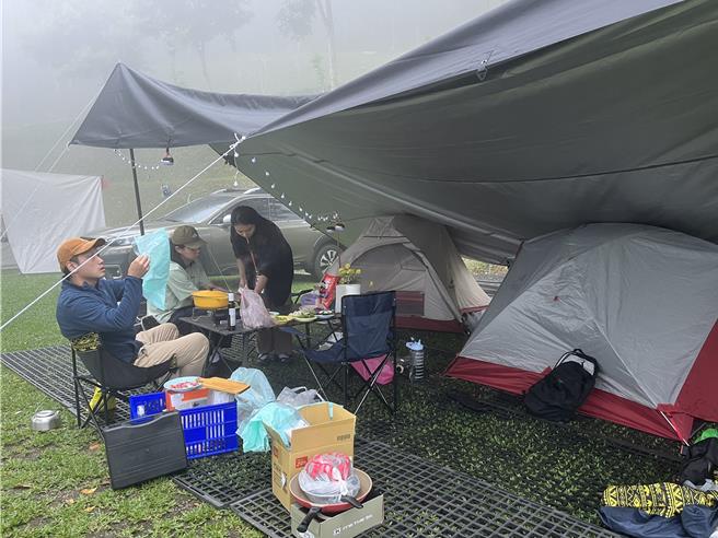 桃市復兴区长苏佐玺直指，《露营场管理要点》施行以来，未考量偏乡业者特殊情况，辅导合法过程中窒碍难行且成效有限；市府观光旅游局说，与业者站在同一线协助争取中央法规放宽。（吕筱蝉摄）