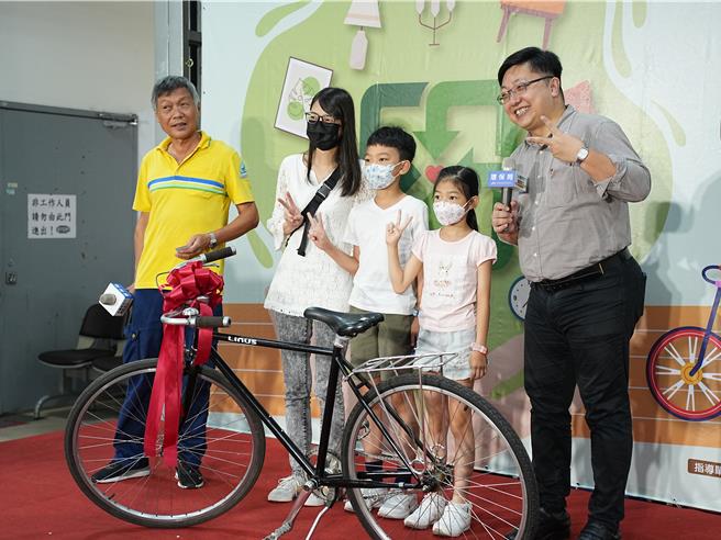 保局长徐世勲更亲自上场担任拍卖官，拍卖美国时尚都会型自行车，现场介绍至少2万元的单车底价仅1000元，引起现场民眾争相竞拍，最终以3150元价格拍出。(黄敬文摄)