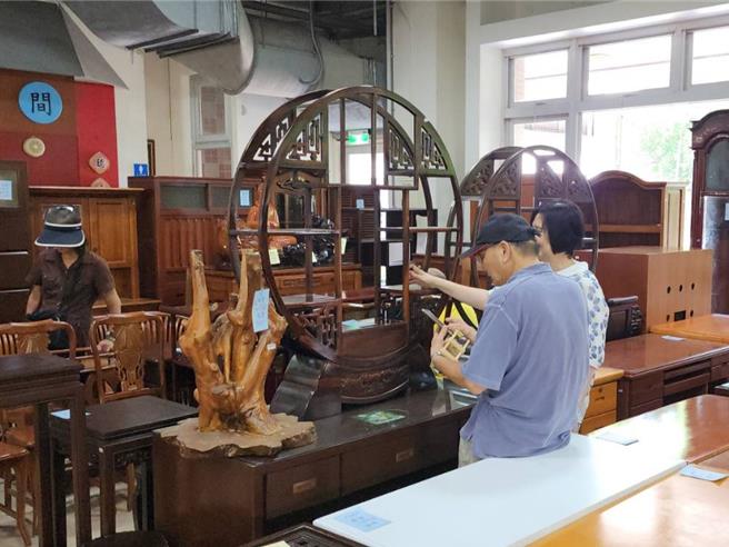 民眾选购再生家具。(黄敬文摄)