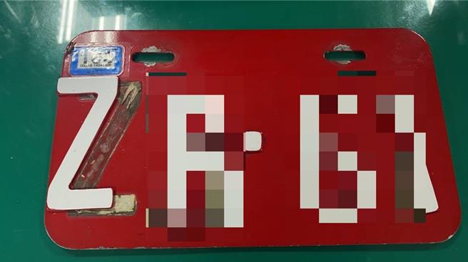 男子还刻意悬挂偽造车牌上路，规避被举发。（读者提供／张毓翎台南传真）