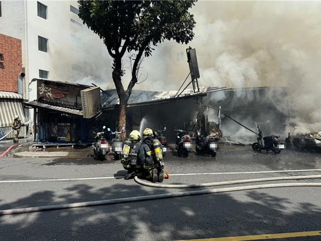 火勢延燒到地方小有名氣的「瓊姐車仔麵」，讓不少饕客嘆可惜。（民眾提供／任義宇高雄傳真）