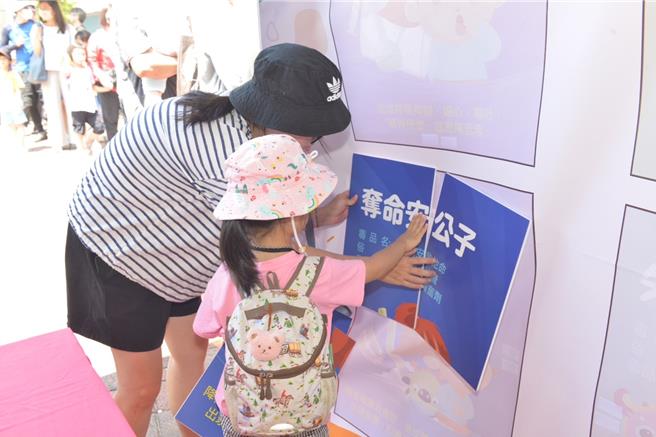 现场融入识毒、拒毒、防毒、戒毒知识。（翻摄照片／洪靖宜高雄传真）