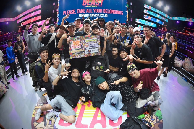 孙振（中举牌者）在Outbreak Europe夺下个人第1个世界冠军头衔。（littleshao提供）