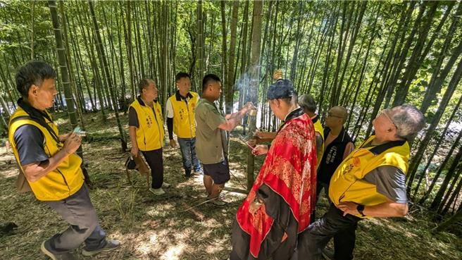 大甲區公所前往南投縣竹山鎮選燈篙竹。（大甲區公所提供／李京昇台中傳真）