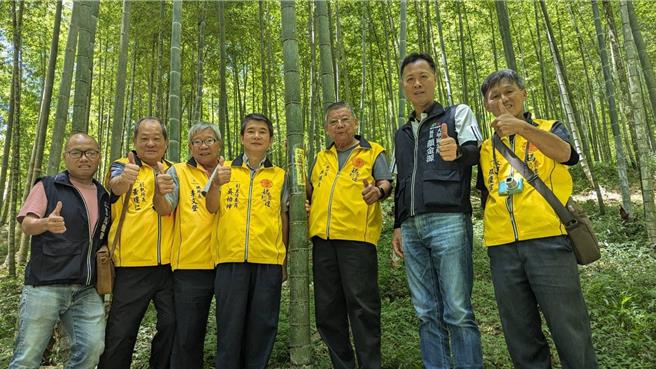 大甲區長顏金源特別與道士團前往挑選燈篙竹。（大甲區公所提供／李京昇台中傳真）