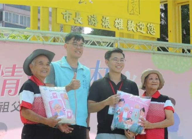 80岁的江武雄（左1）与孙子（右2）一起参加员林市祖父母节庆祝活动「爱的告白」，大声把爱说出来，祖孙互动温馨感人。（叶静美摄）