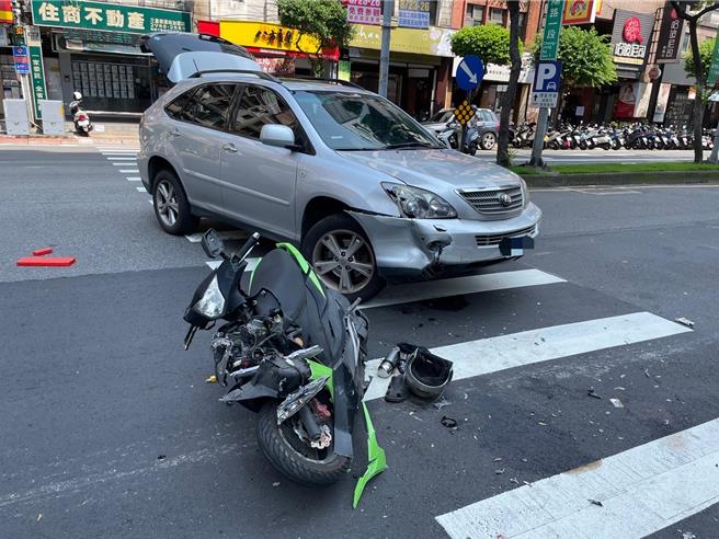 曾男駕駛車輛迴轉時疑似未禮讓直行車，導致機車騎士傅姓男子受傷送醫。（警方提供）