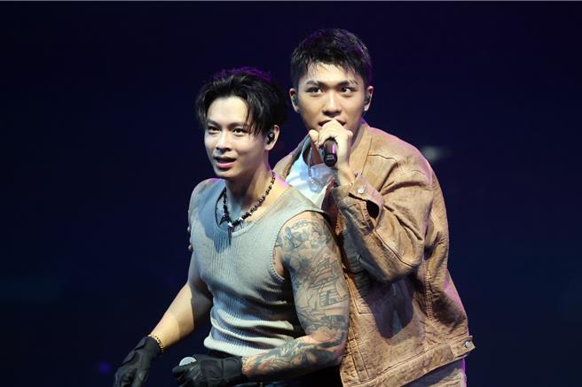 高尔宣（左）今登犀利趴演出。（邓博仁摄）