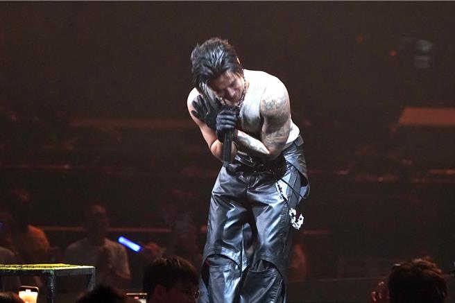 高尔宣右肩突发惯性脱臼。（邓博仁摄）