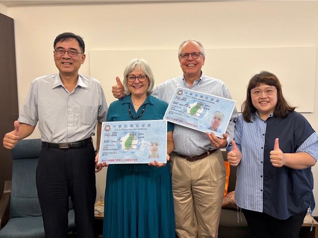 美国籍男子孟柏地与妻子孟云在台湾奉献服务近40年，双双通过卫福部马偕计画审查，获移民署颁发永久居留证。（移民署台中市第一服务站提供）